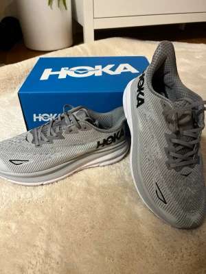 Hoka Clifton 9 - Jätte snygga Hoka Clifton, passar nästan alla outfits dessa är helt nya och fräscha. Hör av er vid intresse 