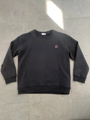 Svart sweatshirt från Moncler - Snygg svart sweatshirt från Moncler. Storlek 2XL. Aldrig använd, säljer då storleken inte passar. Skickas inom 24h. Hör av dig vid frågor