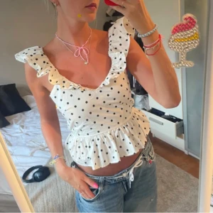 Vit prickig volangtopp med öppen rygg - Säljer min jätte fina vita prickiga blus från HM som ej säljs längre, bilderna är INTE mina 🥰 tröjsn är omsydd så att ärmarna inte är FÖR långa som dom tyvärr är när man köper 🥰 en super söt topp till sommaren😁