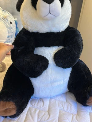  panda gosedjur från Gröna Lund - Pris kan diskuteras! Säljer ett stort och fluffigt panda gosedjur i svart och vitt. Pandan har mjuk päls, rund mage och bruna tassar. Perfekt som mysig inredningsdetalj eller present till någon som älskar gosedjur. Vinst från Gröna Lund.