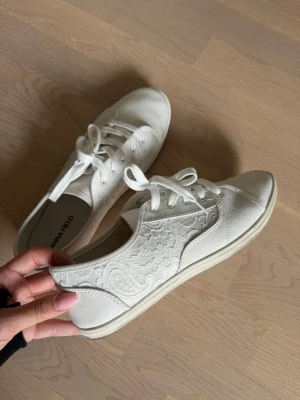 Sneakers  - Vita sneakers/tygskor från Anna Field med spetsdetaljer på sidorna. Använda endast en gång