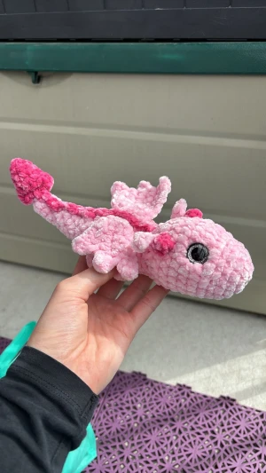 Virkad drake - Rosa virkad drake med glittriga ögon. Virkad med fluffigt garn och Polyesterfyllning. Säkerhetsögon, de rekommenderas inte för barn under 3 år.  Skriv om du undrar något!!🫶🏻