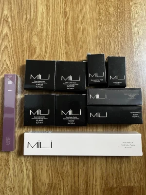 Helt nytt sminkpaket - Helt nya smink produkter från Mili Cosmetics. Nypris från Mili Cosmetics sida är 1552 kr. Fick i present, och säljer då dessa produkter inte kommer komma till användning av mig.
