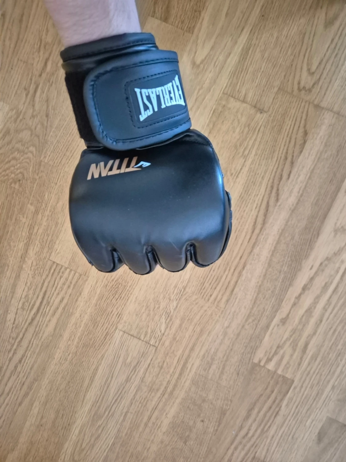 Svarta Everlast MMA-handskar - 1