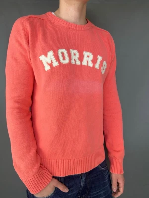 Morris stickad tröja - Morris stickad tröja Märke: Morris Storlek: L  Färg: Rosa Skick: Okej Beskrivning: färgen blekt under bröstet, se bilder.  Modellen på bilden: 183 cm / 75 kg