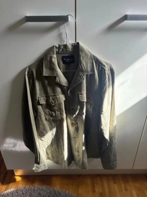 Linen overshirt - Stilren grön Linen overshirt från Bondelid i ett mjukt, lite kraftigare Linen tyg. Klassisk krage, två bröstfickor med knapp och knäppning framtill. Perfekt lager på lager-plagg med avslappnad passform och långa ärmar.