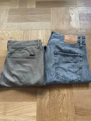 Jack & Jones byxor  - Dags att uppgradera garderoben? Kör till👖✨        Jack & Jones jeansen är storlek W30 L32 medan chinosen är W30 L34. Hör av er kring minsta frågor!