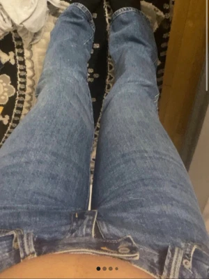 Blåa flare lådmidjade jeans - Blåa flare lådmidjade jeans med knappar på sidan strlk Xs men passar även S