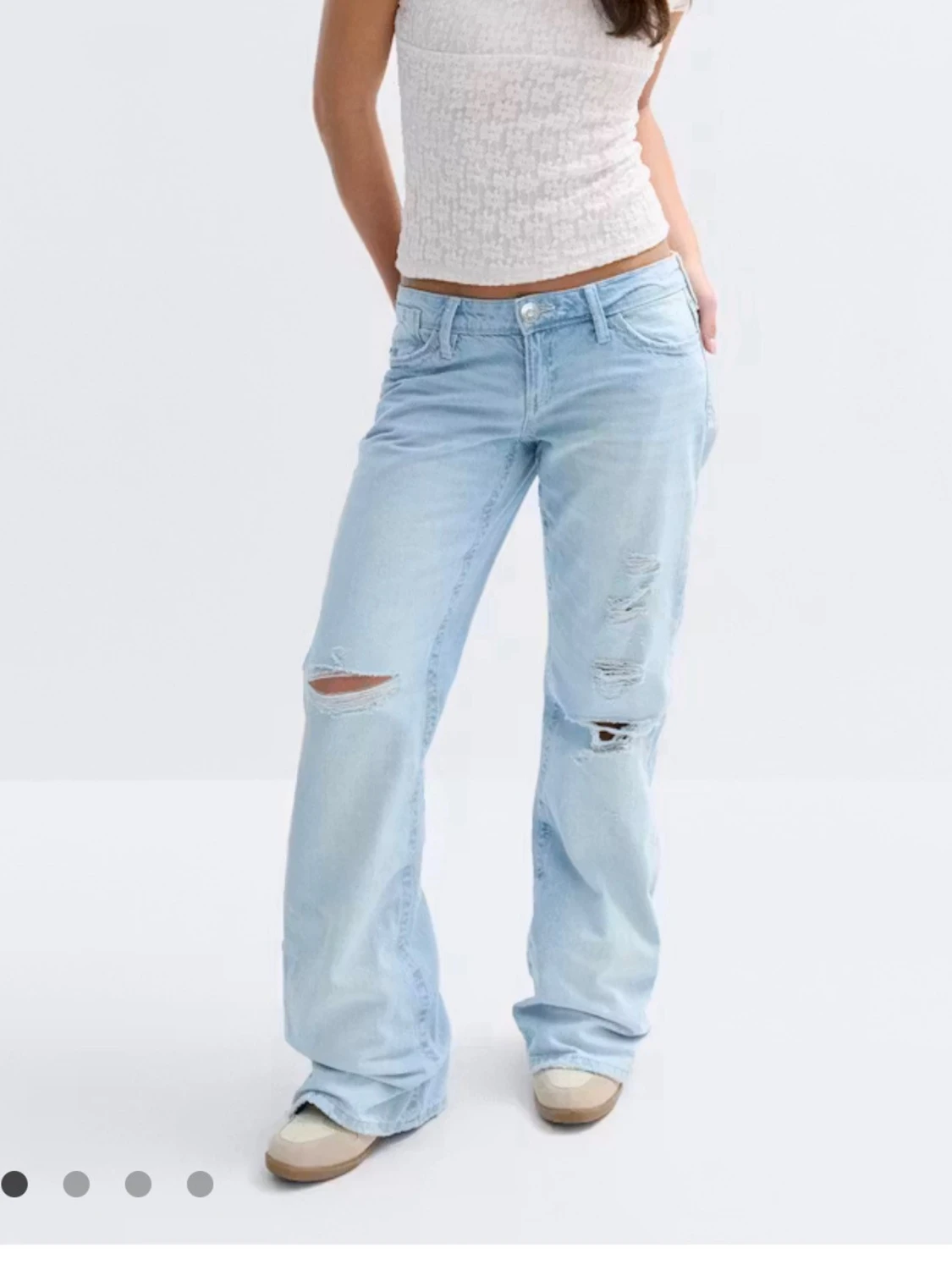 Ljusblå loose bootcut jeans