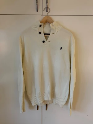 Ralph Laurent stickad tröja  - Tja, säljer nu en vit/beige Ralph Laurent tröja. Storlek L men passar även bra på folk med storlek M, skick 9/10✅. Hör av dig vid flera frågor!