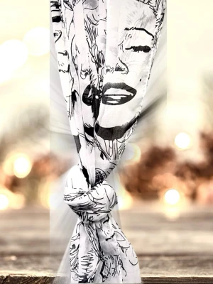 Vintage-sjal med Marilyn Monroe! - Tunn vintage-sjal med Marilyn Monroe-motiv. Snygg,  ovanlig och perfekt till våren. I nyskick. Mått: 150 x 35 cm.