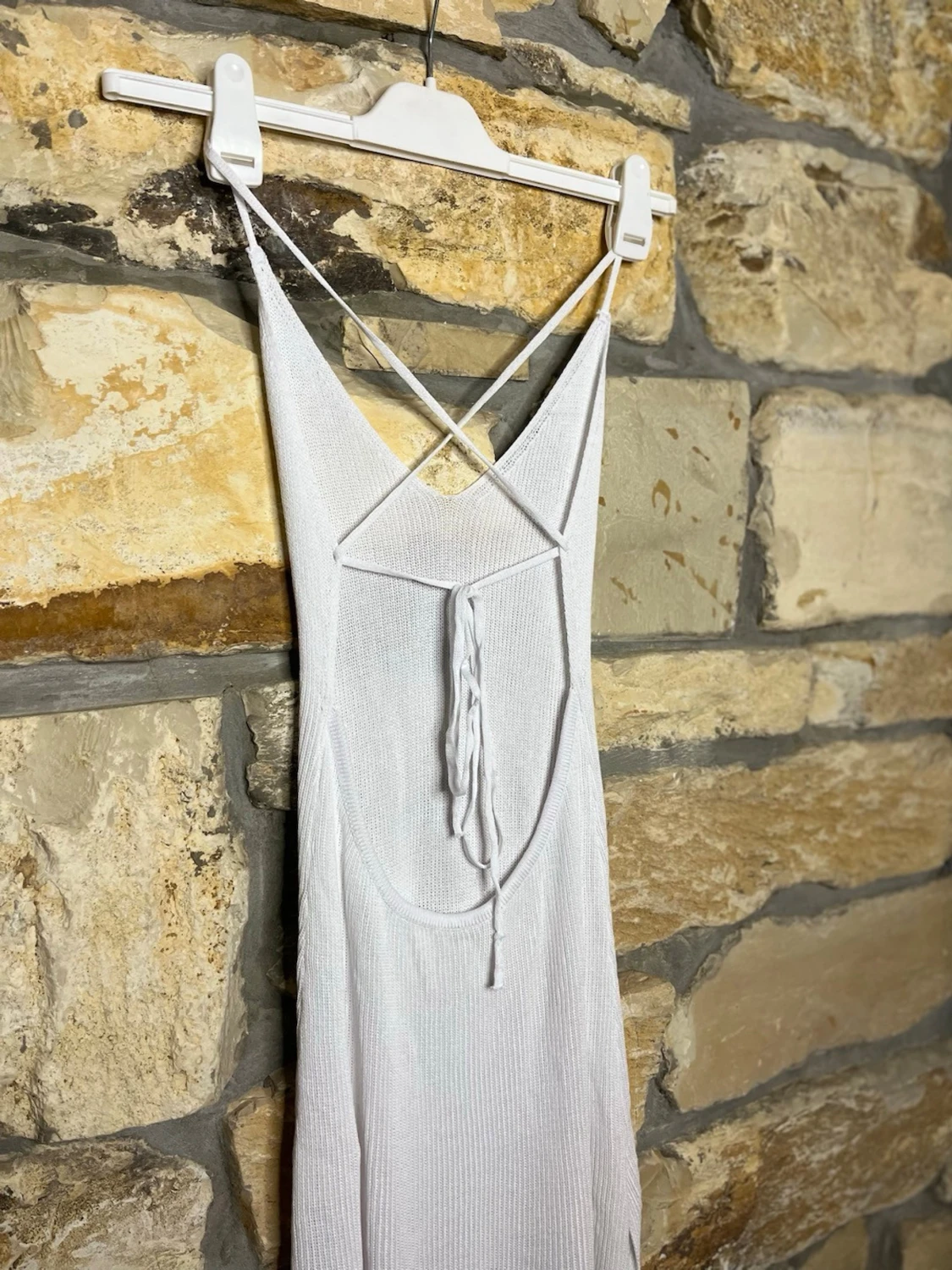 Vit långklänning med smala axelband - 2