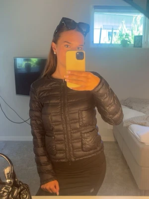 Moncler jacka  - Hej! Jag säljer min Moncler dunjacka, från Vestire collective😊 Väldigt bra skick!  Storlek XS 