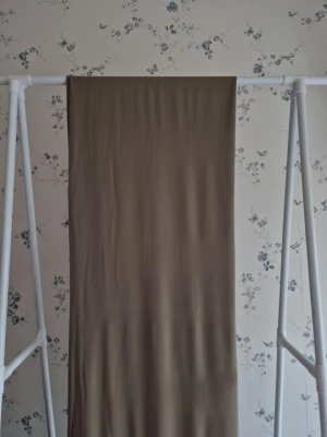 Jersey hijab  - Jersey hijab i mjukt och följsamt material  Perfekt fall, bekväm hela dagen och enkel att styla.  För beställning - kontakta oss via DM  حجاب جيرسي بخامة ناعمة وانسيابية **  ثبات مثالي وراحة طوال اليوم وسهل التنسيق.  السعر: 100 كرون  للطلب التواصل على خاص