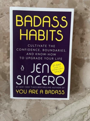 Badass Habits av Jen Sincero - En inspirerande bok av Jen Sincero. Boken handlar om att bygga självförtroende och skapa nya vanor med hjälp av konkreta tips och en 21-dagars guide. Perfekt för dig som vill utvecklas och ta kontroll över ditt liv. Skriven på engelska 