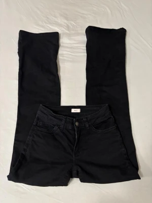 Nelly Jeans - Säljer ett par svarta low/mid waist jeans från Nelly med design på bakfickan. Den har använts och tvättats ett par gånger men har tyvärr blivit för liten för mig! Byxorna har några små missfärgningar men är annars i bra skick :) priset går att diskutera 💕