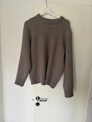 Stickad tröja från zara - Köpt för 500 använd en gång men den är tyvärr lite kort