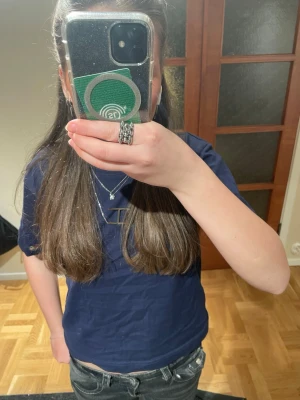 Tre basic t-shirts i blått rosa och grått - Säljer tre stilrena t-shirts, en i marinblått, en i ljusrosa o en i ljusgrått.❤️ Alla har klassisk rund hals och korta ärmar. Perfekta att matcha med jeans eller shorts för en enkel och snygg look. Säljer för 90/st o ja tror de är köpta för 130-150kr st❤️Säljer för att jag sällan använder o skriv om du har frågor❤️