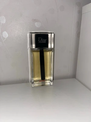 Dior homme sport - Dior Homme Sport är en frisk och sportig herrparfym med doft av citrus och lätta kryddor. Den känns uppfriskande och energisk perfekt för vardag och aktiva dagar.