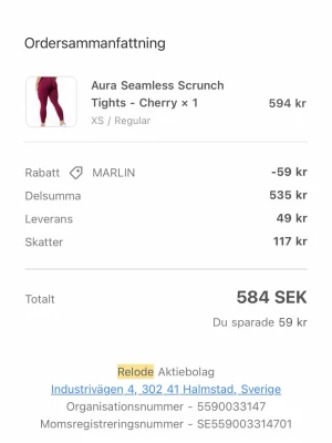 Bordeaux seamless scrunch leggings - Snygga bordeauxfärgade seamless leggings från Relode med scrunch-effekt bak. Modellen är tight och högmidjad, perfekt för att framhäva formerna. Materialet är stretchigt och följsamt för maximal komfort. Perfekta för gymmet eller en aktiv vardag.