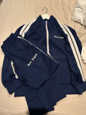 Palm angels set mörkblå ÄKTA - Väldigt fint set använt runt 5 gånger på speciella tillfällen inte använt dom vardagligt!                     Storlek M ni får gärna komma med bud, säljer den då jag inte använder den o vill ha sålt den o kanske köpa något annat