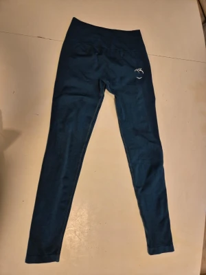 Peach tights  - Peach tights, djungle green i storlek S. Mjuka och stretchiga, mycket bra skick men lite noppiga nedanför märket på ena benet, se sista och näst sista bilden. 