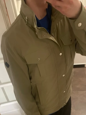 J.Lindeberg fieldjacka  - Riktigt schysst fieldjacka från j.lindeberg i storlek S. Mitt pris 1800kr. Hör av er vid frågor och funderingar!