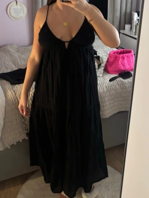 Svart Maxiklänning från Zara - Den är lite kort för mig som är 174cm lång. Somrig klänning 🖤