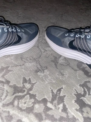 Nike skor  - Snygga grå Nike springskor nästan helt nya använd ett par gånger men är invändigt bra skick storlek 41.