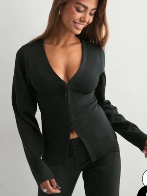 Svart Cardigan med knappar  - Jätte fin v ringad tröja. Och den är som helt ny