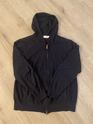  Kashmir zip hoodie från sayless - Säljer en hoodie från Sayless. Matrialet är kashmir, som är perfekt till kalla dagar. Använd ett par gånger har inga defekter. Ordinarie pris 899kr. Priset ej skrivet i sten.