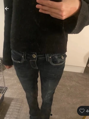 Supersnygga lågmidjade Hydraulic jeans! - Säljer ett par snygga vintage mörkblå jeans från Hydraulic! Verkligen ett fynd! Jeansen har låg midja, dekorativa ”y2k” bakfickor och passar perfekt till alla möjliga stilar och outfits💞 Säljer pga att de är lite för stora men annars superfina och i jättebra skick! Passa på och köp!