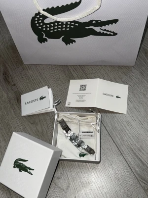 Silver Lacoste Armband Metropole - Helt ny, skickas med påse,dammpåse,låda,taggar,dokumenter. Skickas direkt!