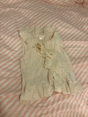 Beige volang top Gina tricot - Den är använd 2 gånger och är i jätte bra skick💗                                                 jag säljer för att jag typ aldrig använder den🫶🏼
