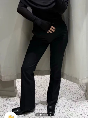 Svarta kostymbyxor med raka ben - Kostym byxor från Bikbok, modellen heter Vilma. Gamla modellen, så det är de liksom ”riktig kostym material”.  Har massa av denna modell och därav säljer jag några. Storlek 36 