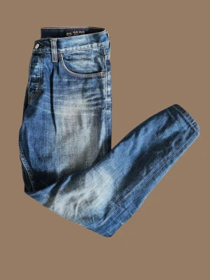 Blåa Jeans - Klassiska blå Jeans från Crockers. Jeansen har en texturerad look och är ett perfekt val för en avslappnad stil.