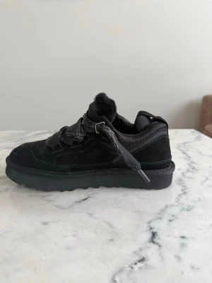 Uggs lowmel svarta  - Nästan helt nya Uggs lowmel i storleken 43. Kommer med ett par extra snören.                     Nypris från 2400-3400kr