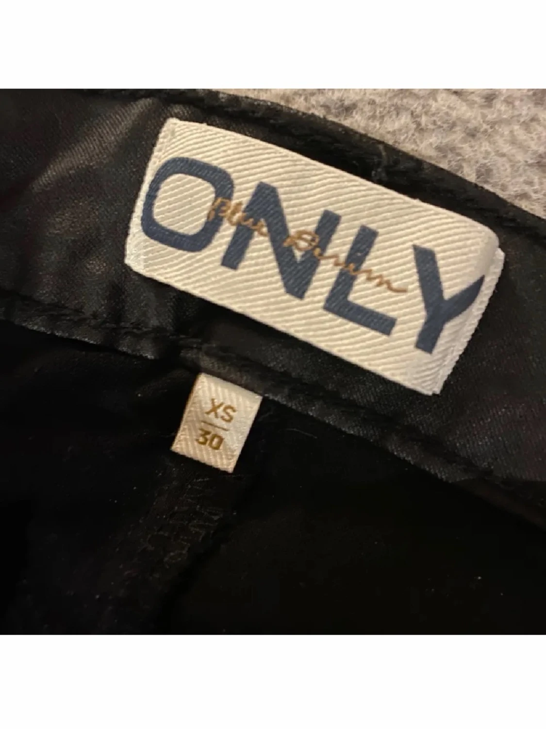 Svarta utsvängda skinnbyxor - 3