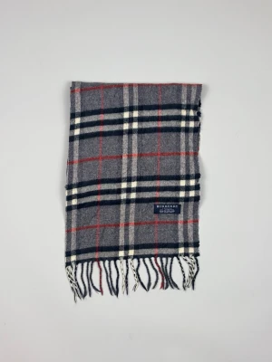 Burberry Classic Scarf - Burberry Classic Scarf | Modell: Classic Scarf | Skick: Fint | Nypris: 4599 kr | Storlek: No Size | Hör av dig vid minsta fundering 📦