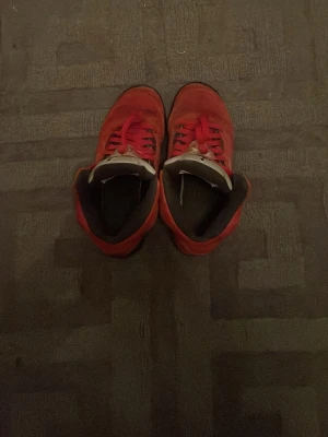 Röda Air Jordan 5 Retro sneakers - Säljer ett par röda Air Jordan 5 Retro original raging bull helt okej skick de är riktiga snabb affär billigt pris 