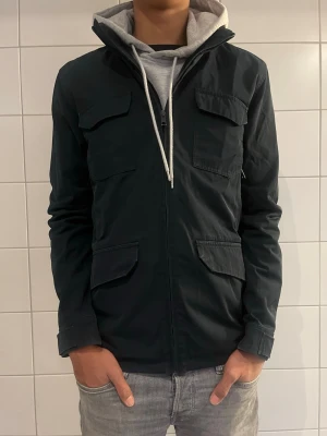 Elvine Safarijacka  - Hej! Säljer denna otroligt snygga Safarijackan perfekt nu mot våren, bra skick utan några defekter! Modellen är 187 cm lång. Pris går att diskuteras 🤩(Passar även M) 