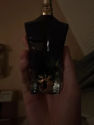 JPG Le beau le parfum - Jean Paul Gaultier Le beau le parfum. Ungefär 70 ml kvar utav 75 ml. Köptes för ungefär 700kr på rea. Används inte längre och säljer den därför. Kontakta mig om du har frågor. Mitt pris 449kr.