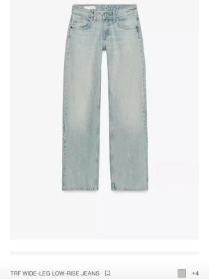 Ljusblå wide-leg low-rise jeans - Dessa jeans är från Zara helt nya i storlek S med låg midja, med prislapp kvar. De är slutsålda i alla butiker och online. Jag säljer pga det inte passar och jag skulle helst vilja ha en större storlek men som sakt det är SLUTSÅLDA. PRISET KAN DISKUTERAS!!