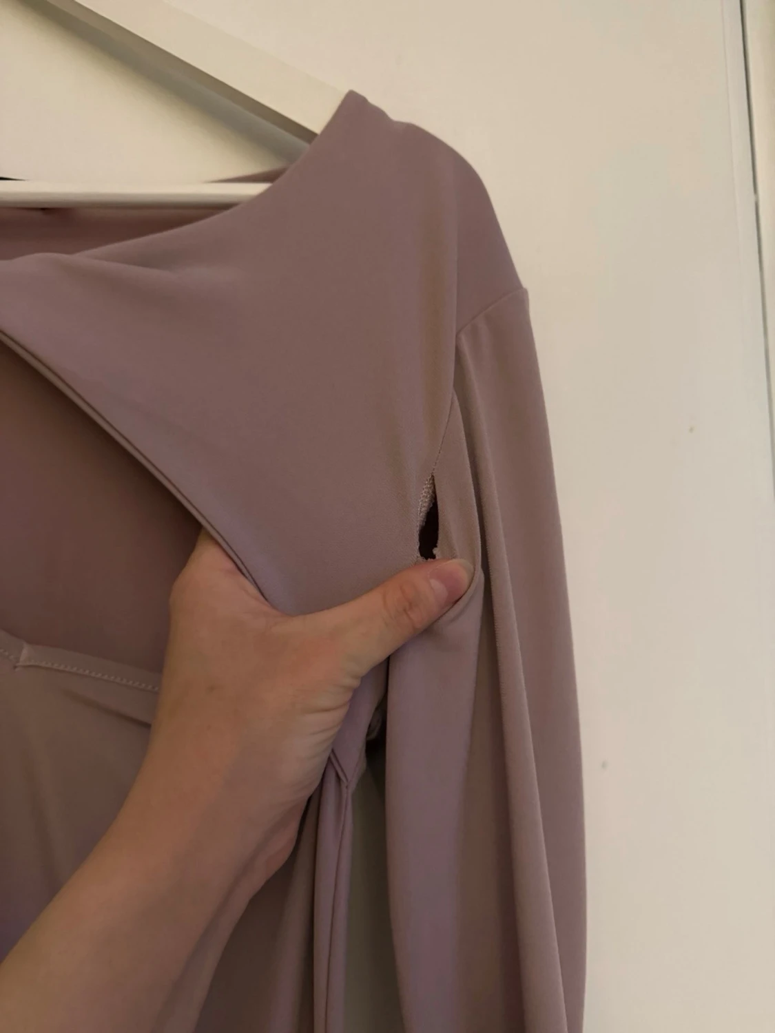 Ljuslila omlottklänning med cut out - 1