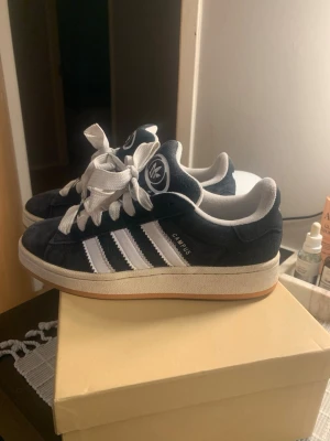 Adidas Campus - Adidas Campus i storlek 38. Finns ett litet hål bak i hälen men inget som märks av.