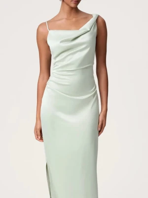 Ljusgrön långklänning i satin - Elegant ljusgrön långklänning i satin som jag hade som balklänning förra året. Endast använd 1 gång! Säljer då jag inte har någon användning av den längre men passade verkligen perfekt till balen men såklart även till andra finare tillställningar🩷Den är från Adoore i storlek 32