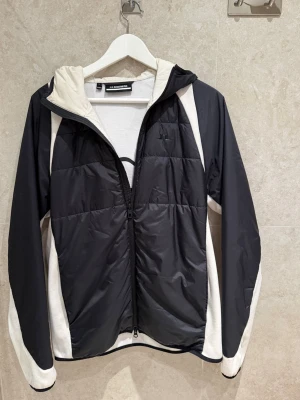 J.Lindeberg Hybrid Jacka Med Luva - Storlek M inga fläckar eller skador 