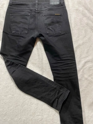 Nudie jeans - Nudie jeans | Storlek 31/32 | Man ser att jeansen har blivit använda, men fortfarande bra skick | Billigare vid köp av fler jeans på min profil | Skriv till mig vid frågor‼️📩