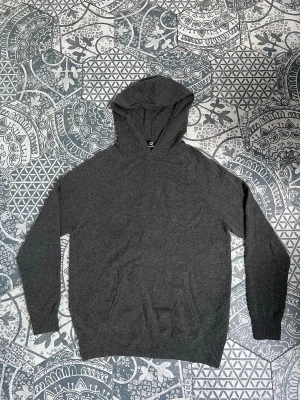 Hoodie Kashmirblandning  - Superskön mörkgrå stickad kashmirblandad hoodie! | Mycket fint skick! (Ett sytt hål endast men syns ej vid användning, kom DM för bild! | Perfekt till våren! | Vid frågor eller funderingar finns jag i DM! 📩 Mvh CVB Closet