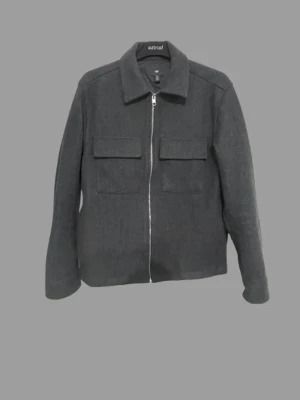 Mörkgrå overshirt  - Stilren mörkgrå overshirt från Etxrad med rak passform och två stora bröstfickor med lock. Dragkedja framtill och klassisk krage ger en clean look. Tillverkad i ett tjockare tyg som passar perfekt för lager på lager.